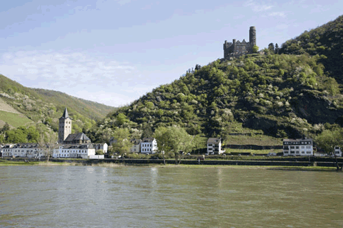 Castello sulle sponde del fiume Reno